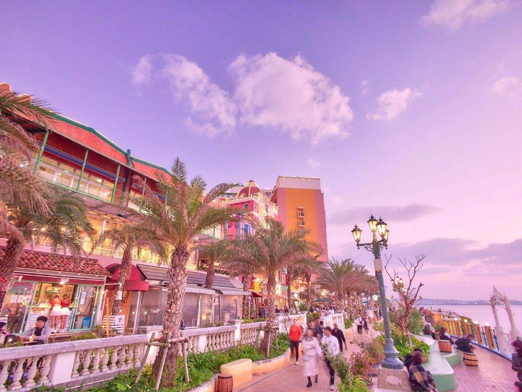The Beach Tower 沖繩 黃昏時美國村的海濱步道與商店