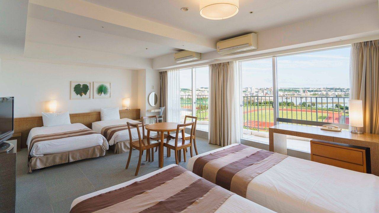 The Beach Tower 沖繩標準四床房的四張床與餐桌