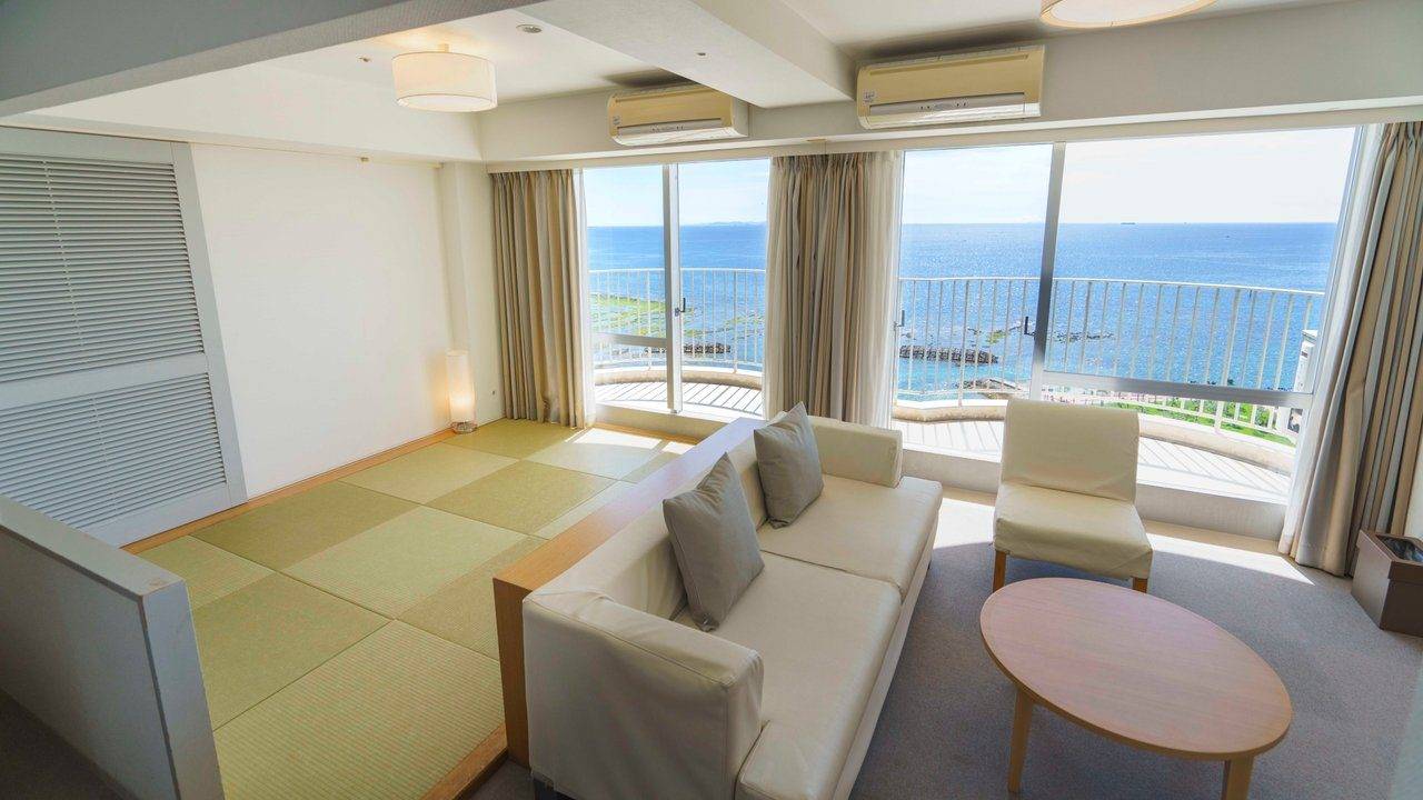 The Beach Tower 沖繩家庭標準房的和室、沙發區與海景