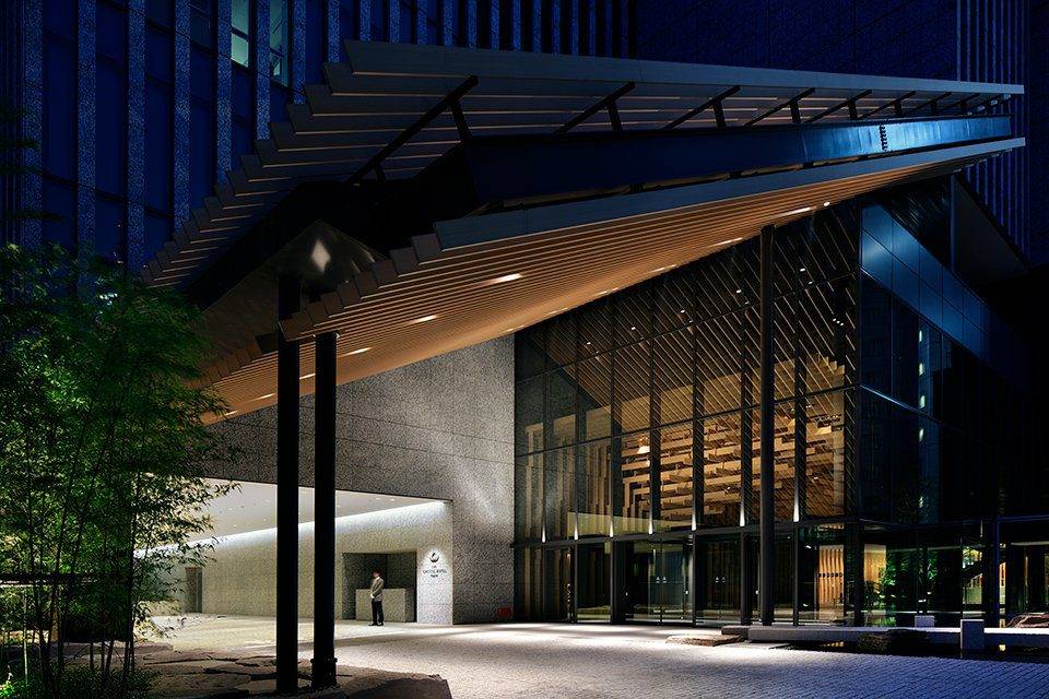 東京凱彼德東急大酒店白木屋簷下的入口與水池夜景