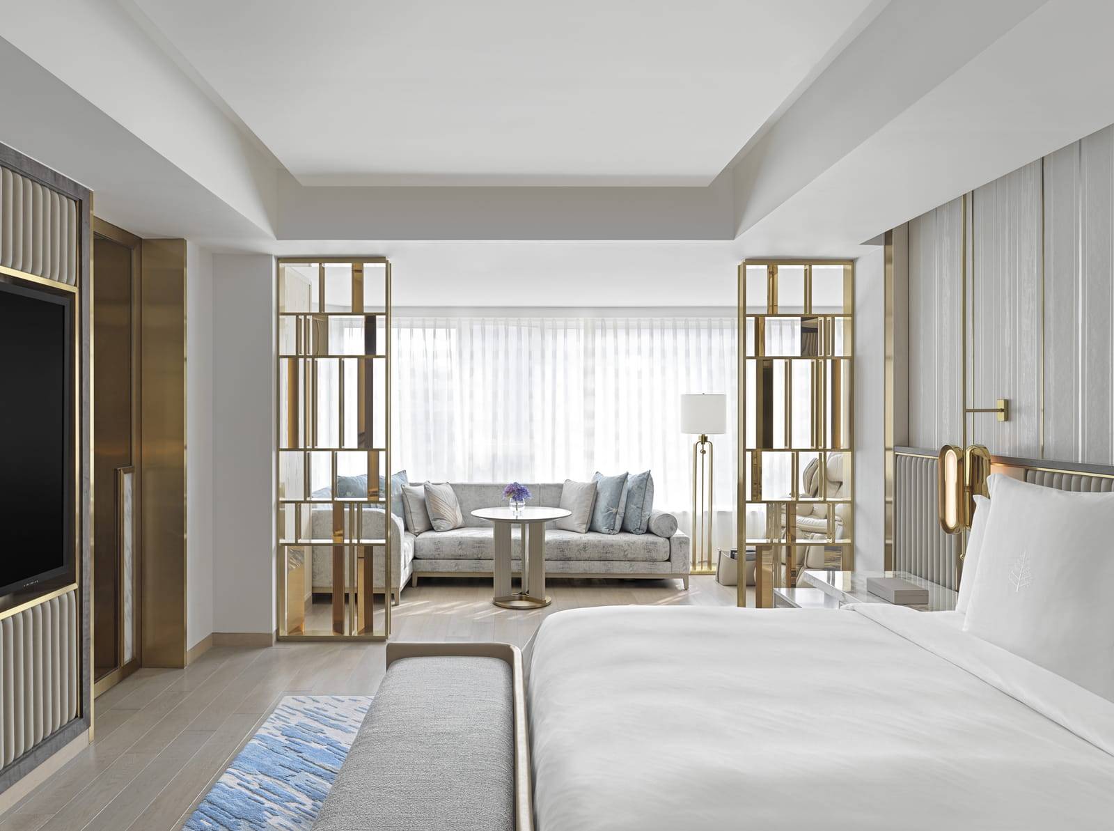 澳門四季名薈 Dynasty Suite 的特大床與沙發