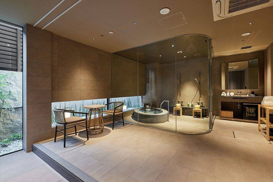 THE HOTEL HIGASHIYAMA 京都東急包租 SPA 的浴池與休息區