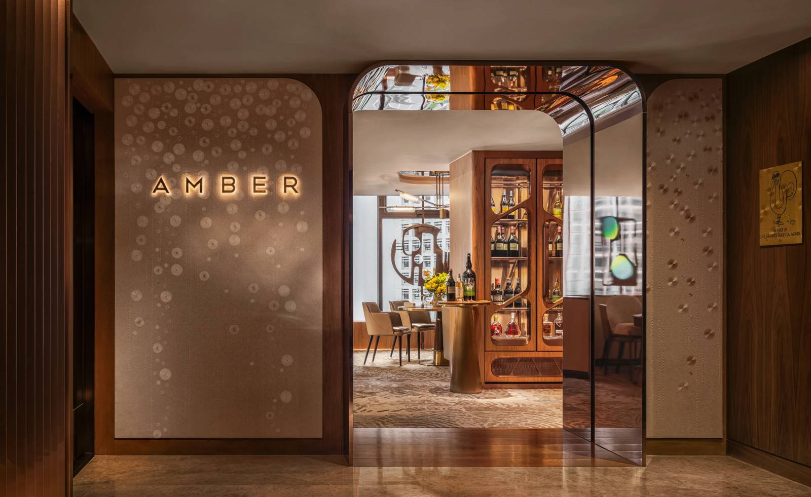 香港置地文華東方酒店 Amber 的入口