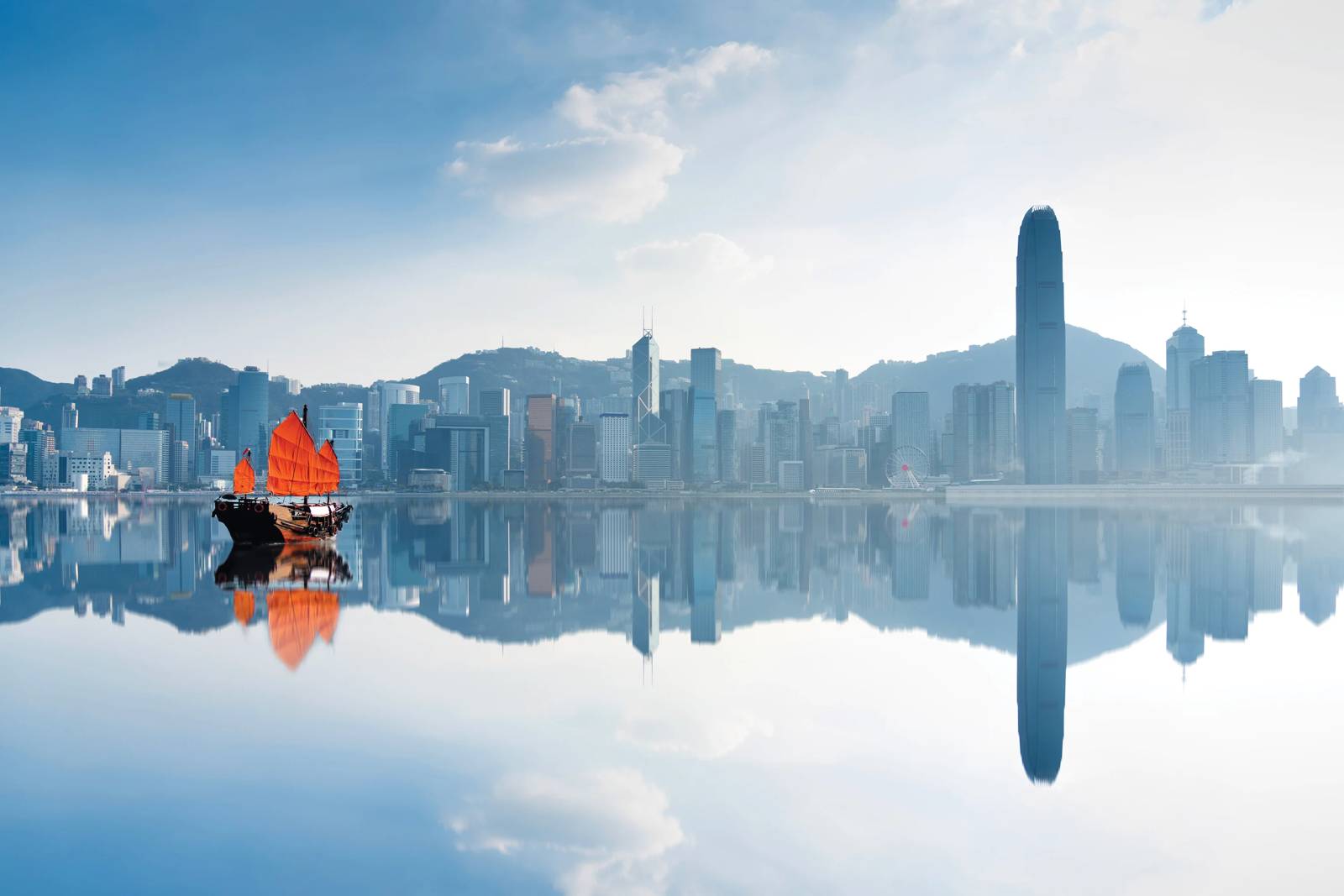 維多利亞港與港島天際線倒影(目的地參考)