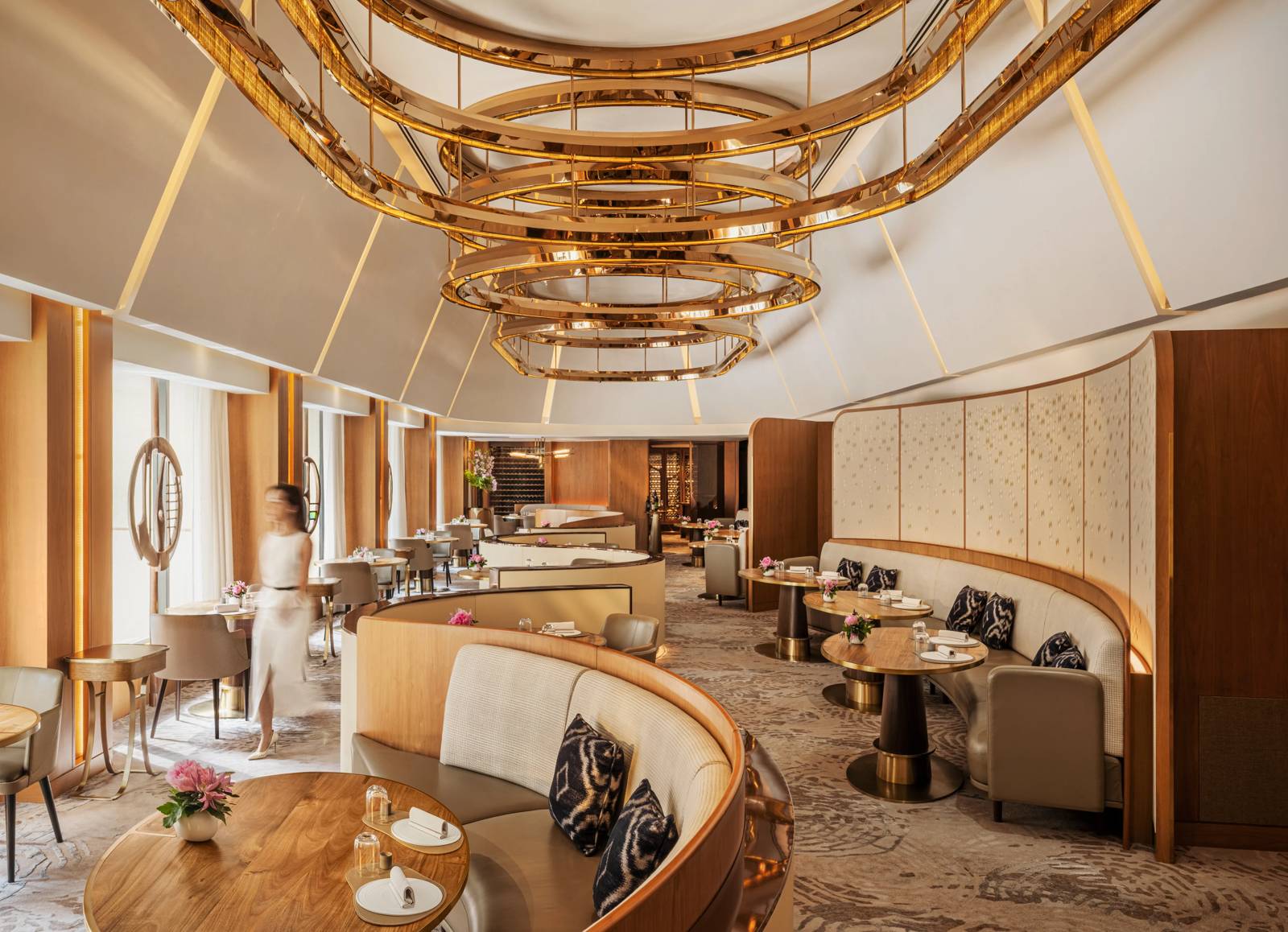 香港置地文華東方酒店 Amber 的金色吊燈與用餐區