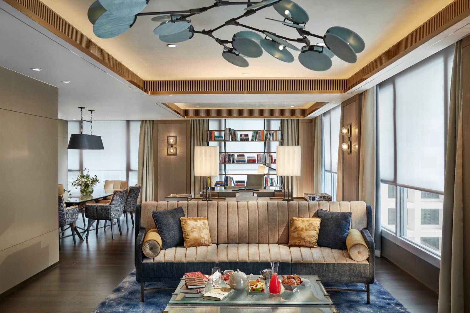 香港置地文華東方酒店 Landmark Suite 的客廳沙發