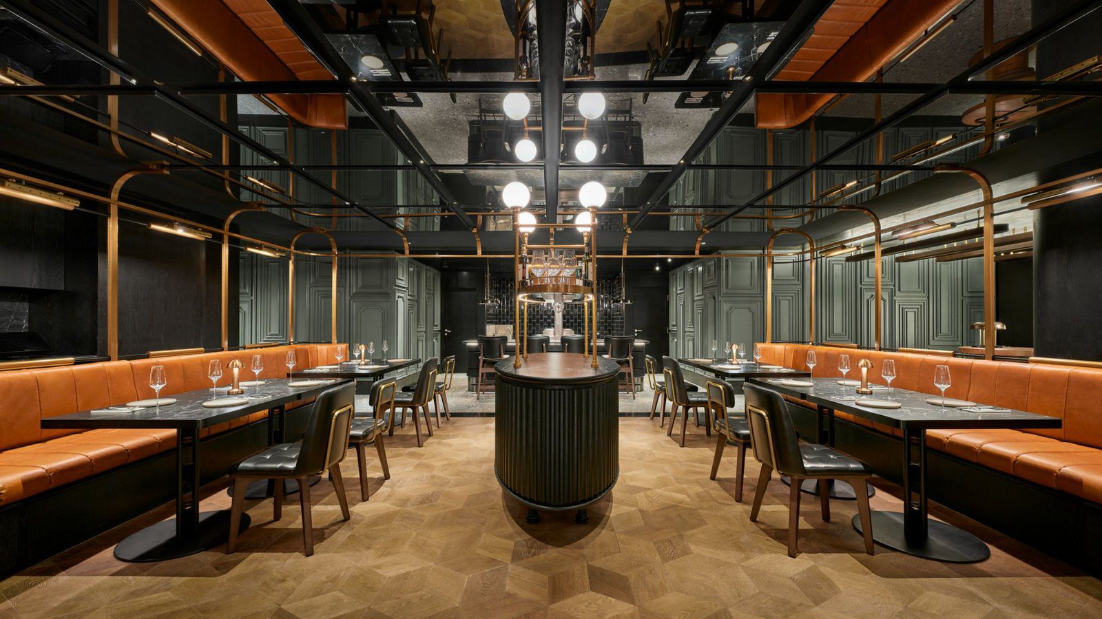 Blacklinen 的橘色皮革卡座與餐桌