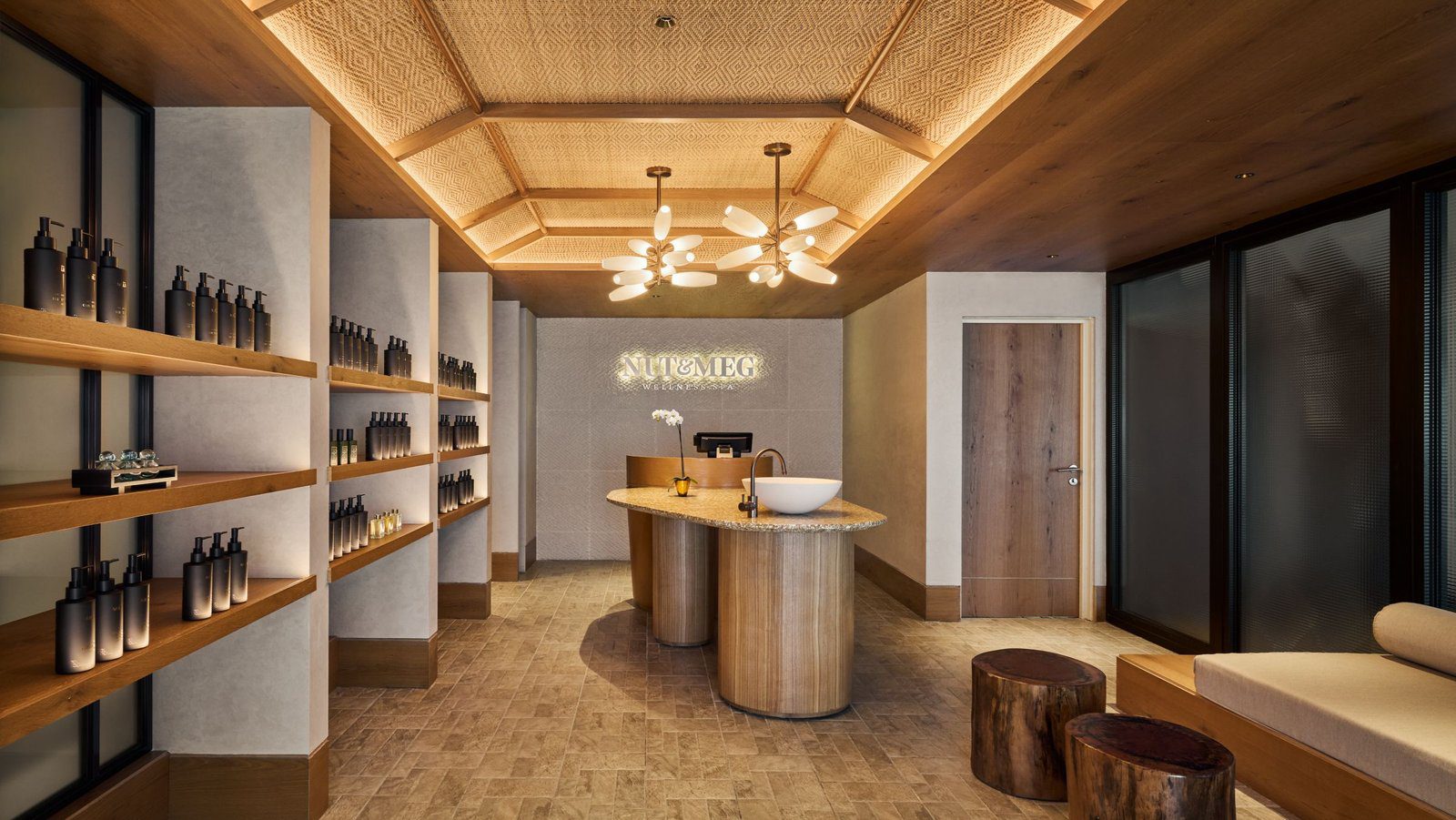Nut&Meg Wellness Spa 的接待區與木質櫃架