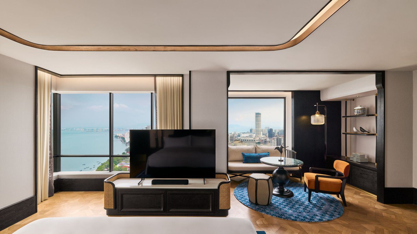 Silver Suite 客廳的電視櫃與海景窗