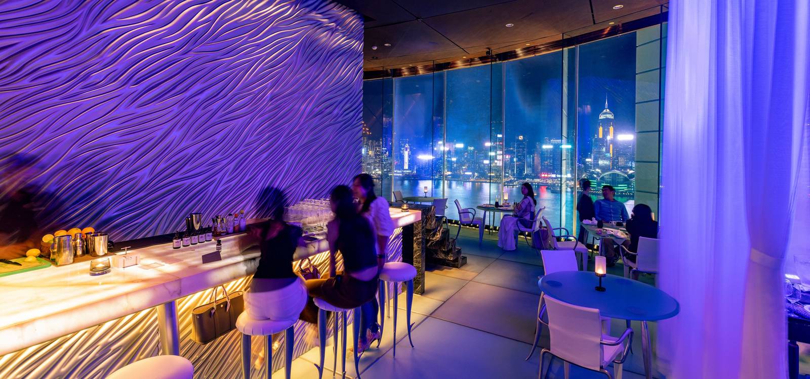 香港半島酒店 Felix 窗邊吧台與維港夜景