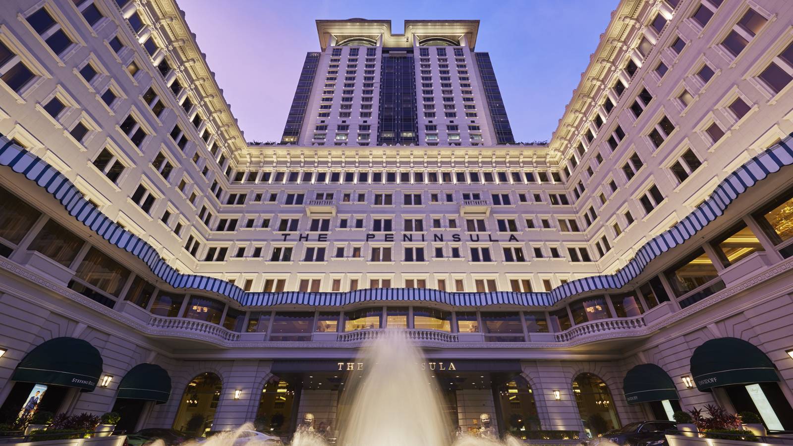香港半島酒店主樓與前庭噴水池的黃昏景色