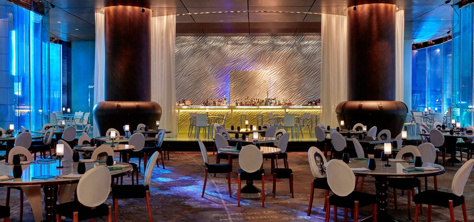 香港半島酒店頂樓 Felix 餐廳的用餐區與吧台