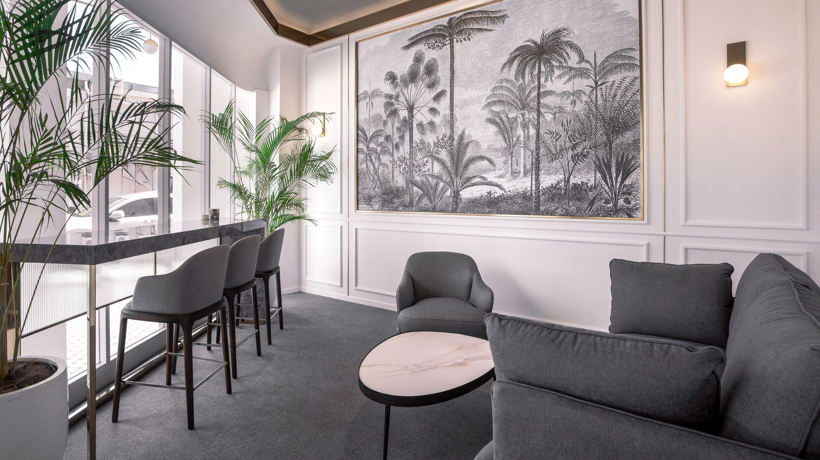 Cutter's Lounge 的沙發與植物壁畫