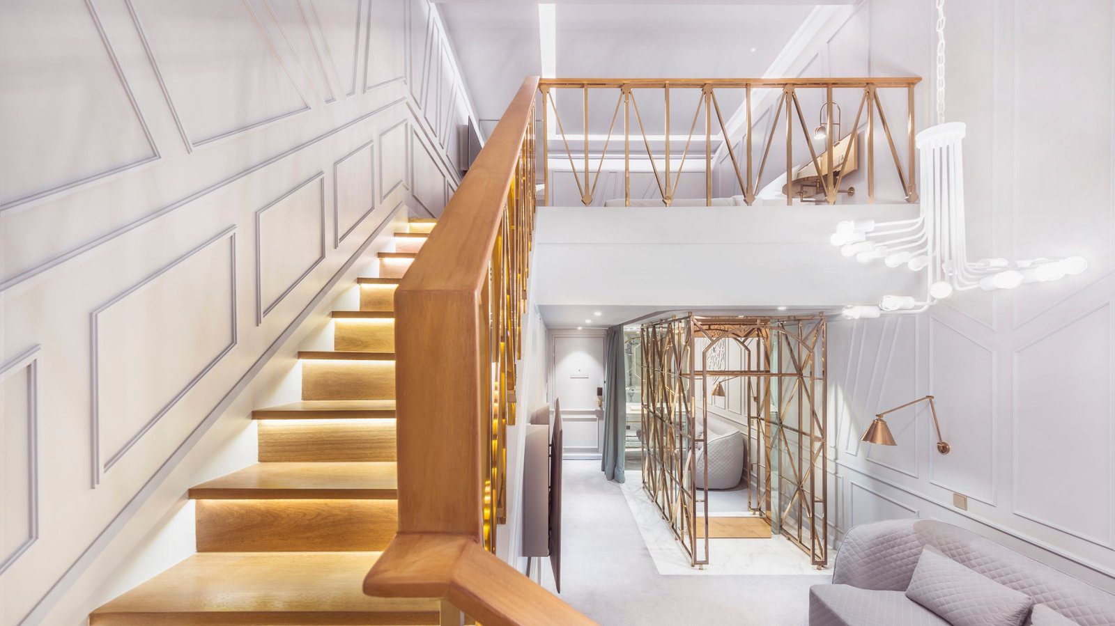 Loft Suite 的木質樓梯與挑高空間
