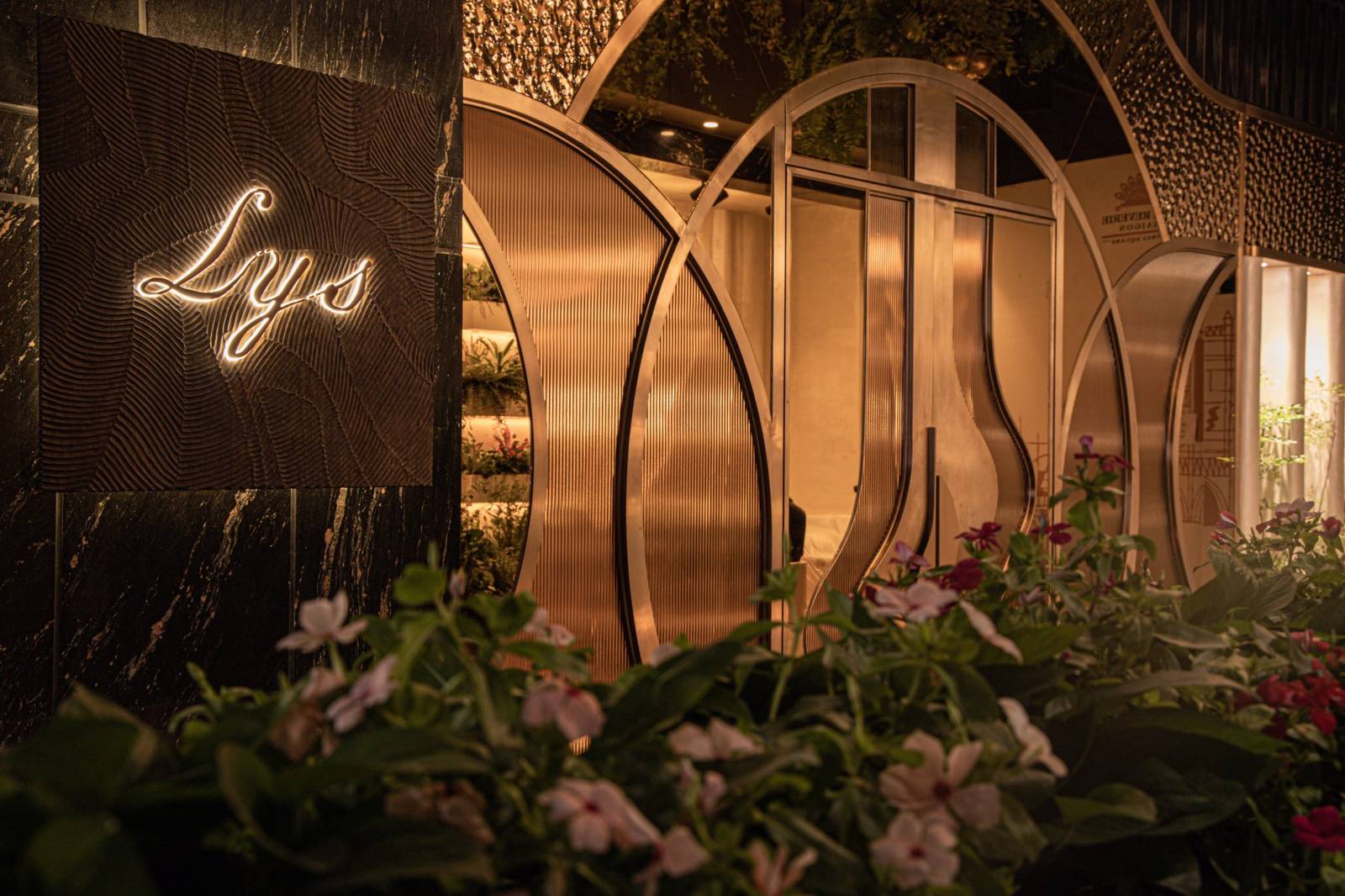 Lys 霓虹字招牌與金色拱形門廊