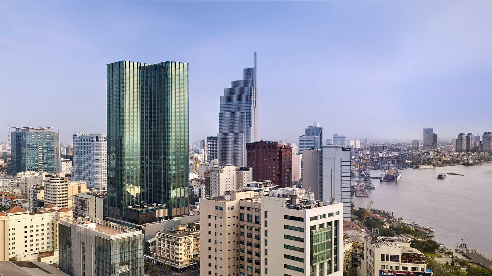 西貢河畔的玻璃帷幕高樓與市區天際線