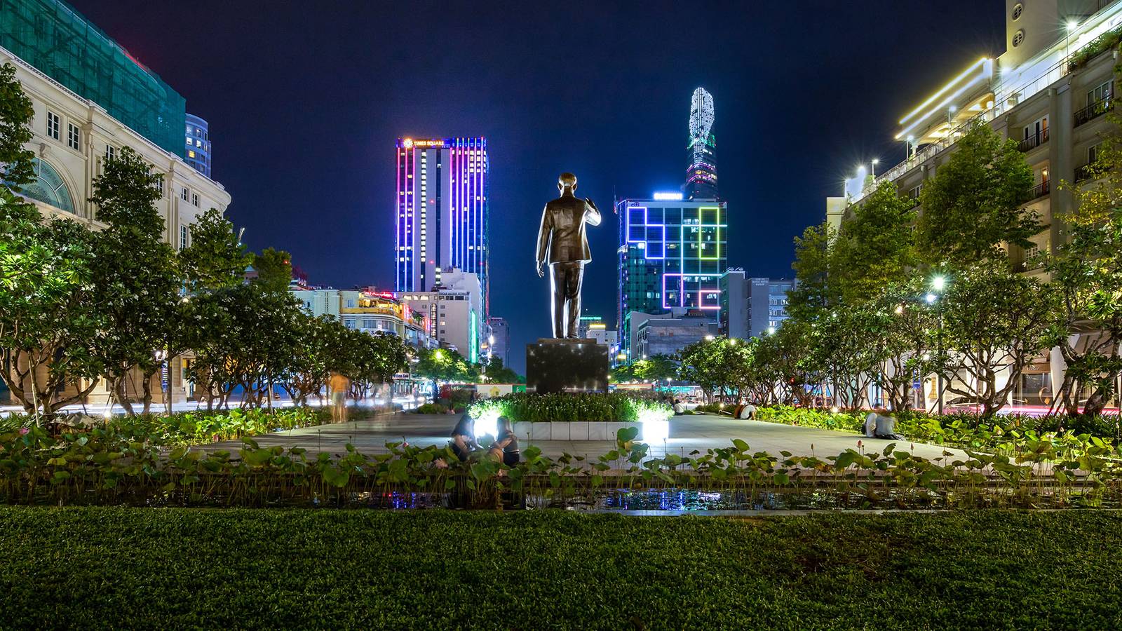 夜晚的阮惠大道、胡志明銅像與兩旁亮燈的高樓