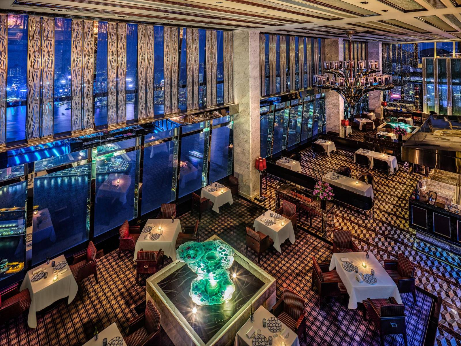香港麗思卡爾頓酒店 Tosca di Angelo 的用餐區與夜間海港景色