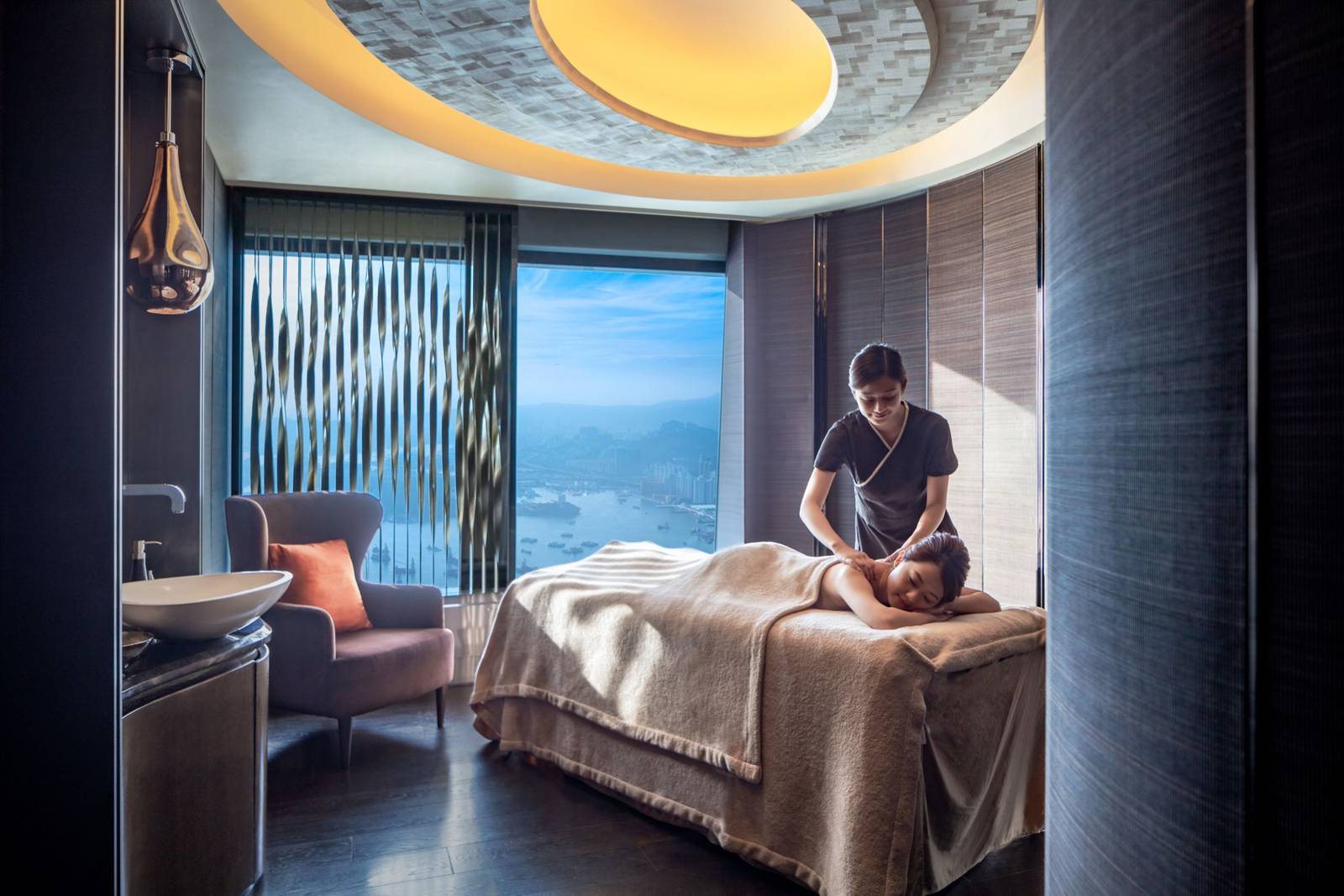 香港麗思卡爾頓酒店 Spa 面向海港的療程室