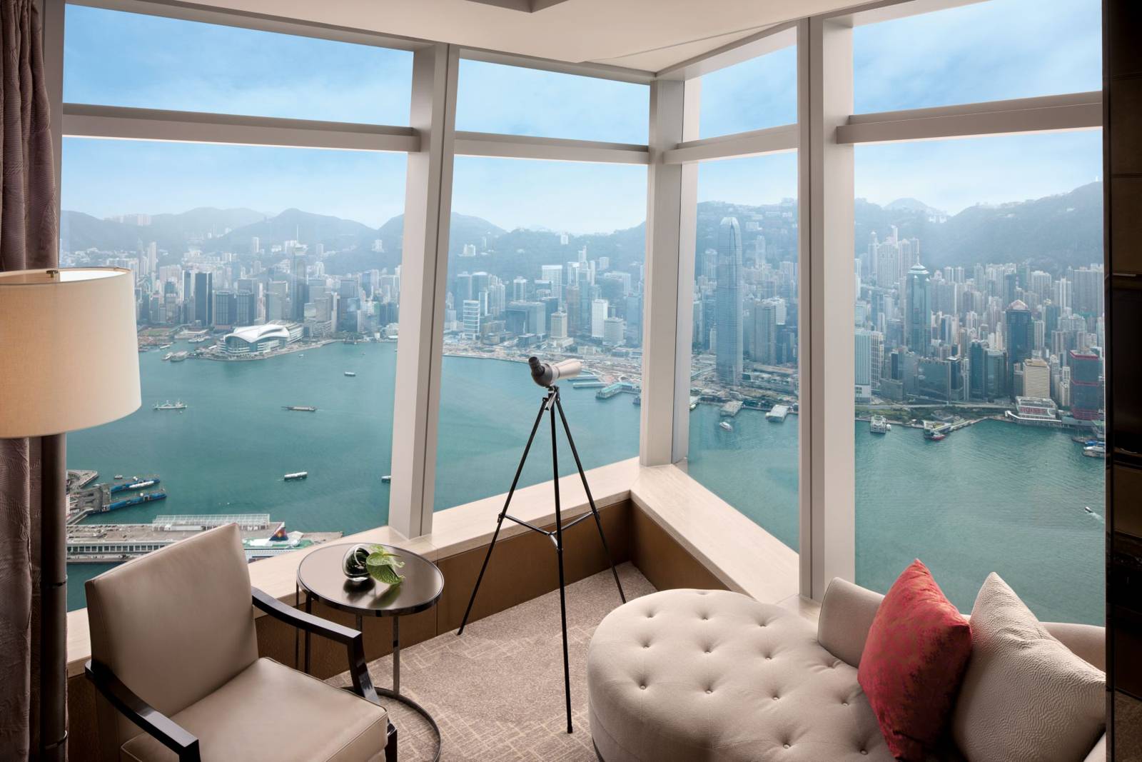 香港麗思卡爾頓酒店 Deluxe Victoria Harbour Suite 的客廳與海港景觀