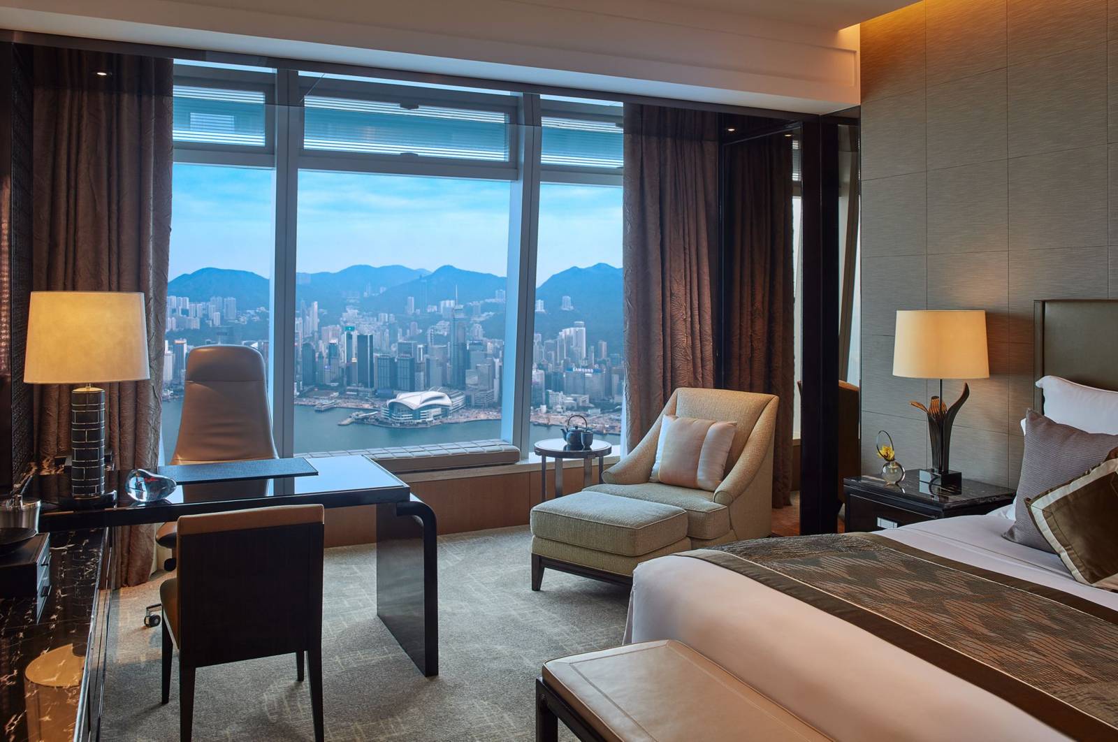 香港麗思卡爾頓酒店 Deluxe Victoria Harbour Room 的大床與維港景觀
