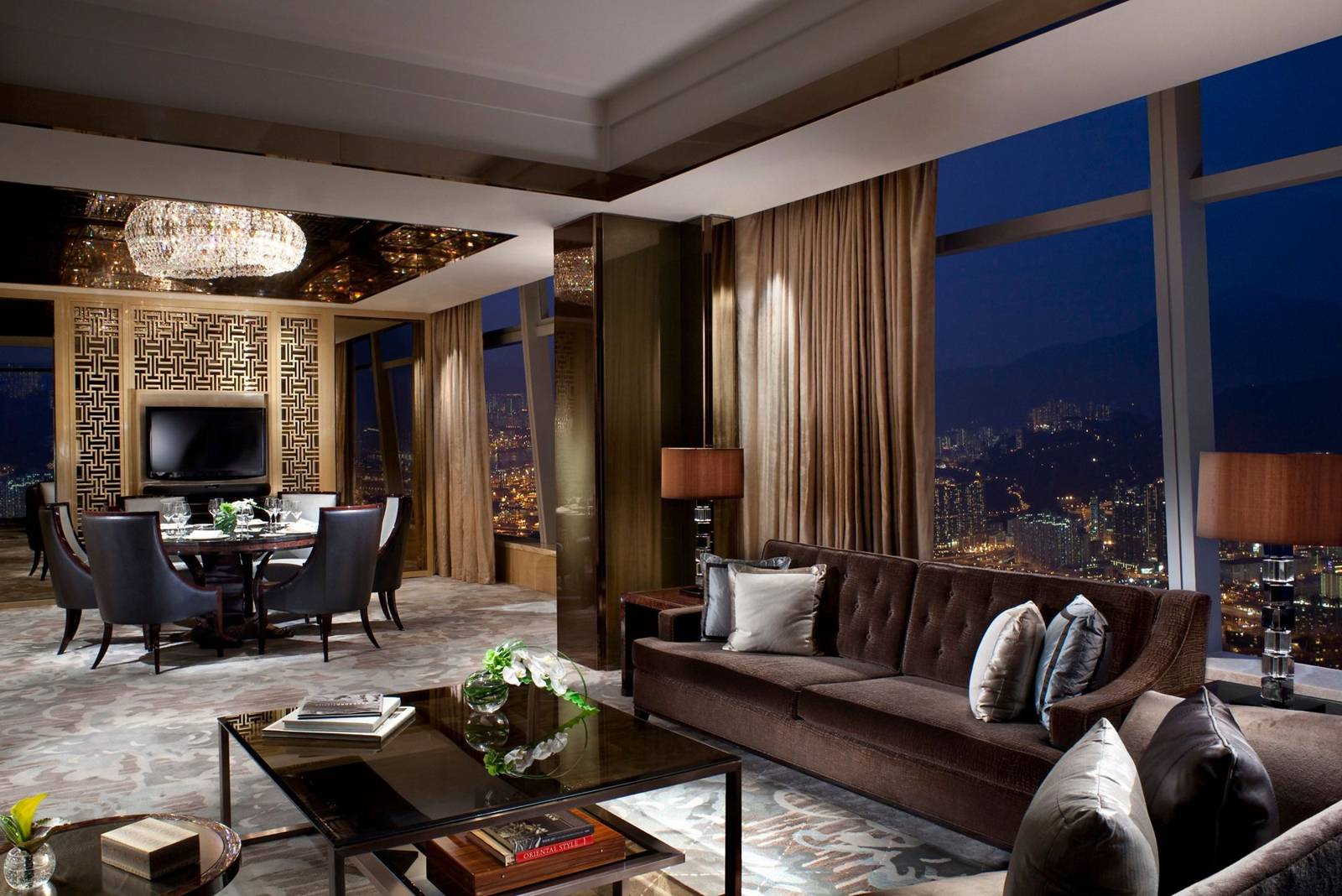 香港麗思卡爾頓酒店 Carlton Suite 的客廳沙發與夜景