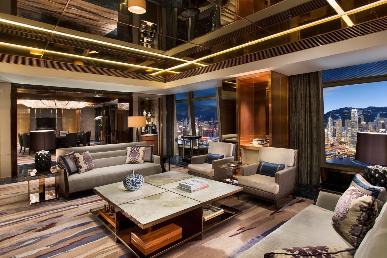 香港麗思卡爾頓酒店 The Ritz-Carlton Suite 的客廳