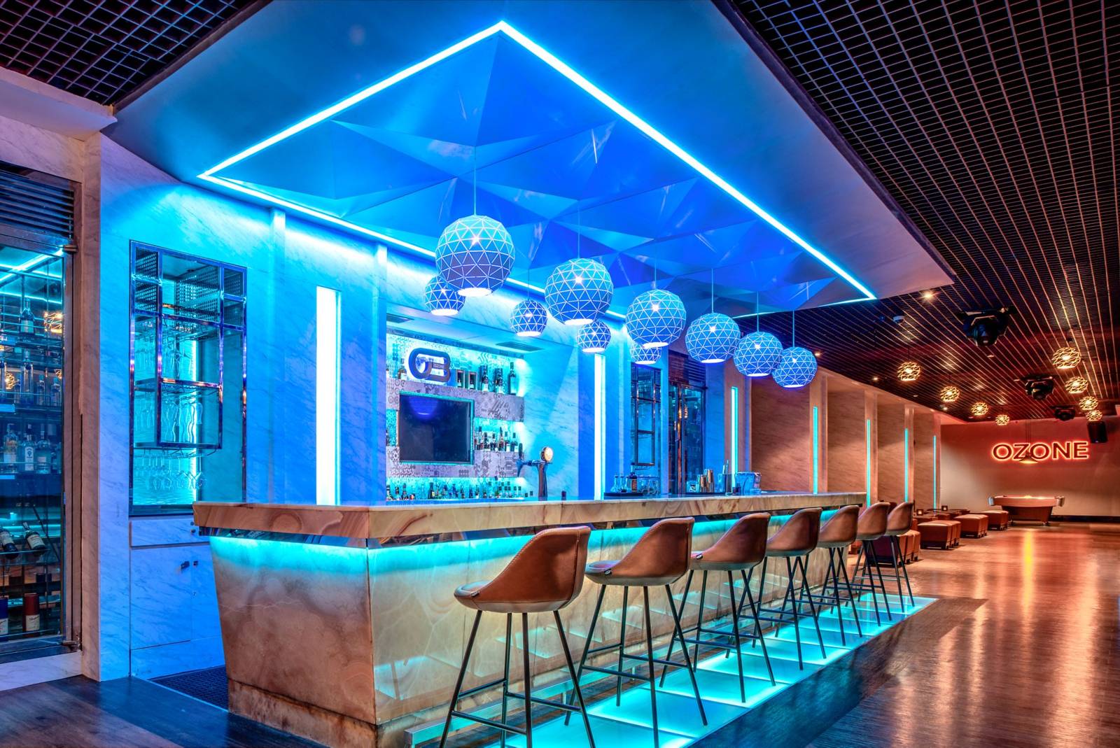 雅加達麥加庫寧安麗思卡爾頓酒店 Ozone 酒吧的藍光吧台