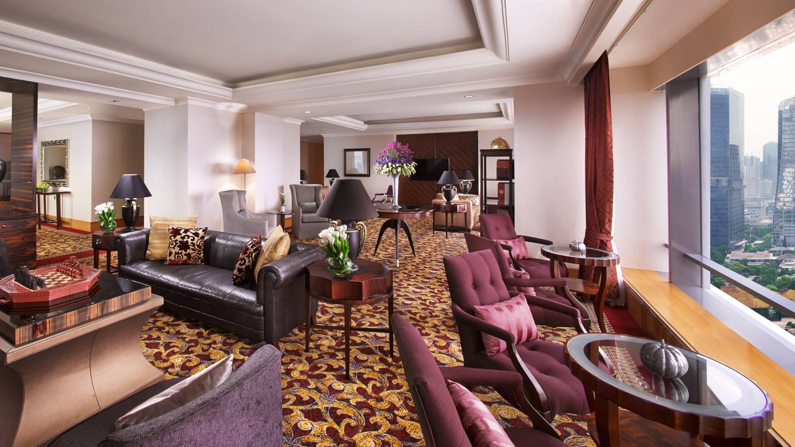 雅加達麥加庫寧安麗思卡爾頓酒店 Club Lounge 的沙發區與窗外高樓