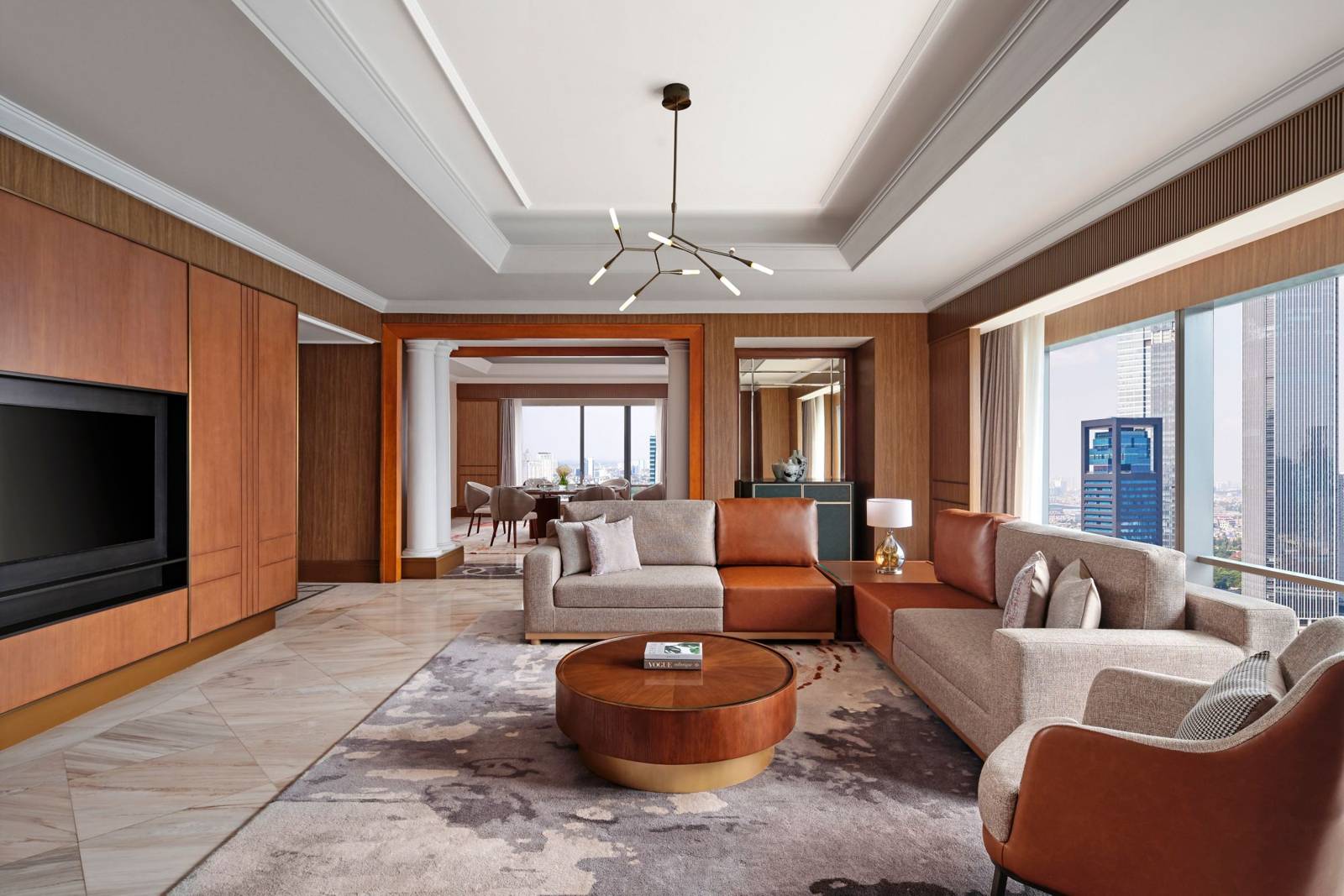 雅加達麥加庫寧安麗思卡爾頓酒店 The Ritz-Carlton Suite 的客廳沙發與電視牆