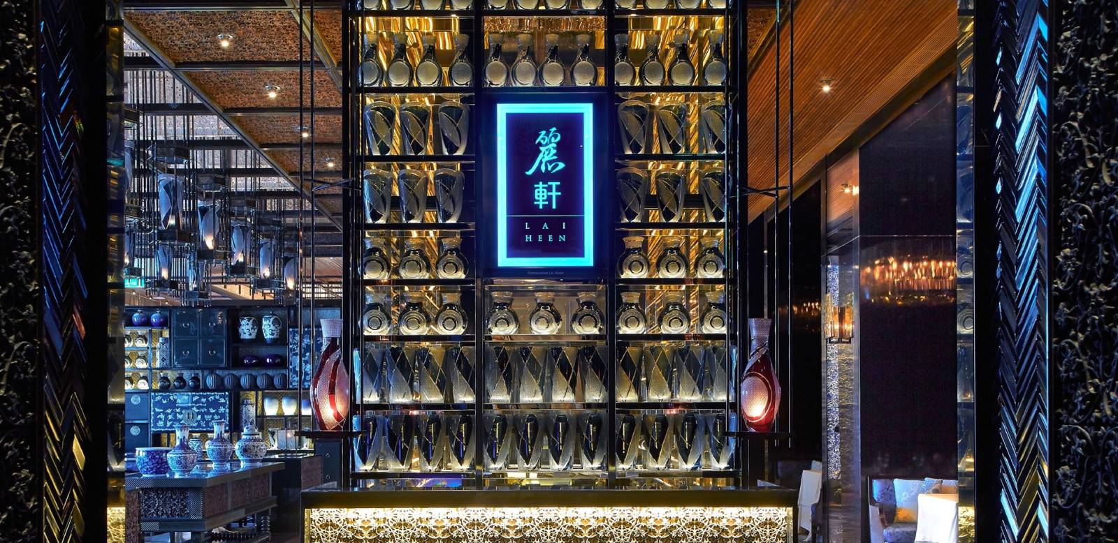 澳門麗思卡爾頓酒店麗軒餐廳入口的酒櫃與燈光