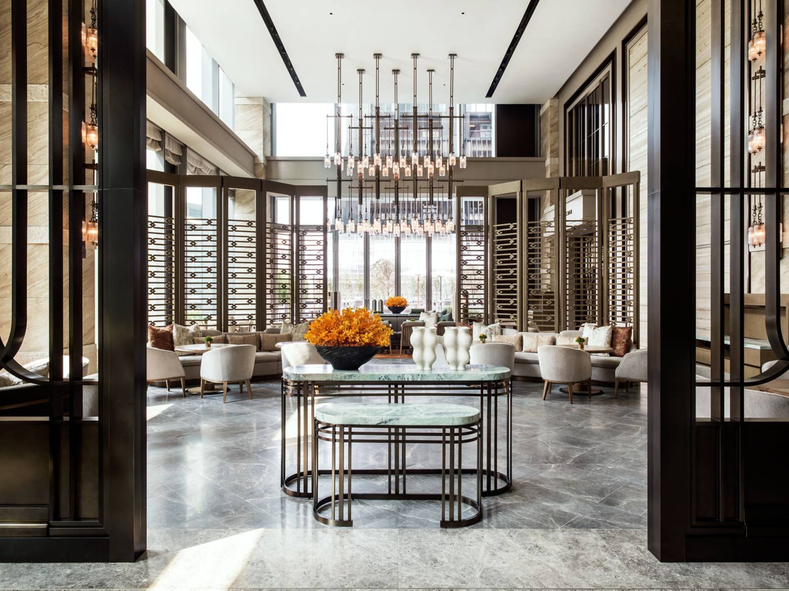 香港瑞吉酒店 The Drawing Room 的挑高空間與吊燈