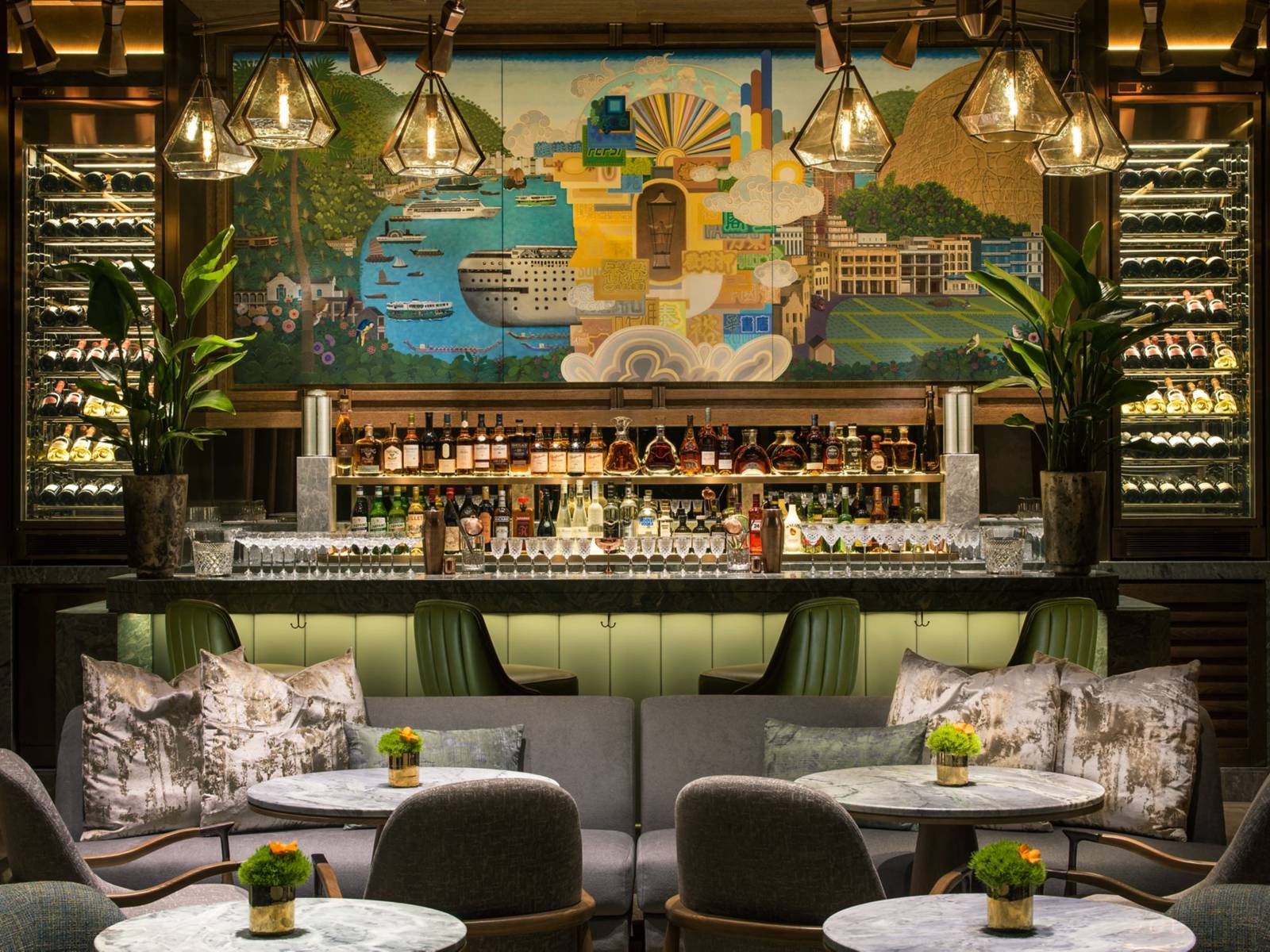 香港瑞吉酒店 The St. Regis Bar 的吧台與壁畫