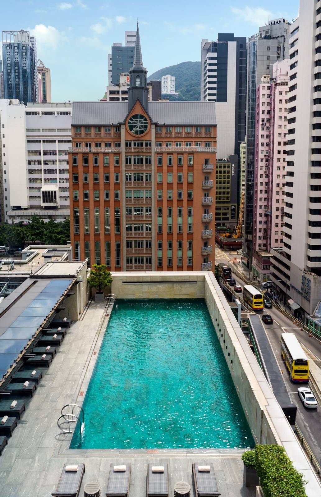從高處看香港瑞吉酒店泳池與周邊灣仔街景