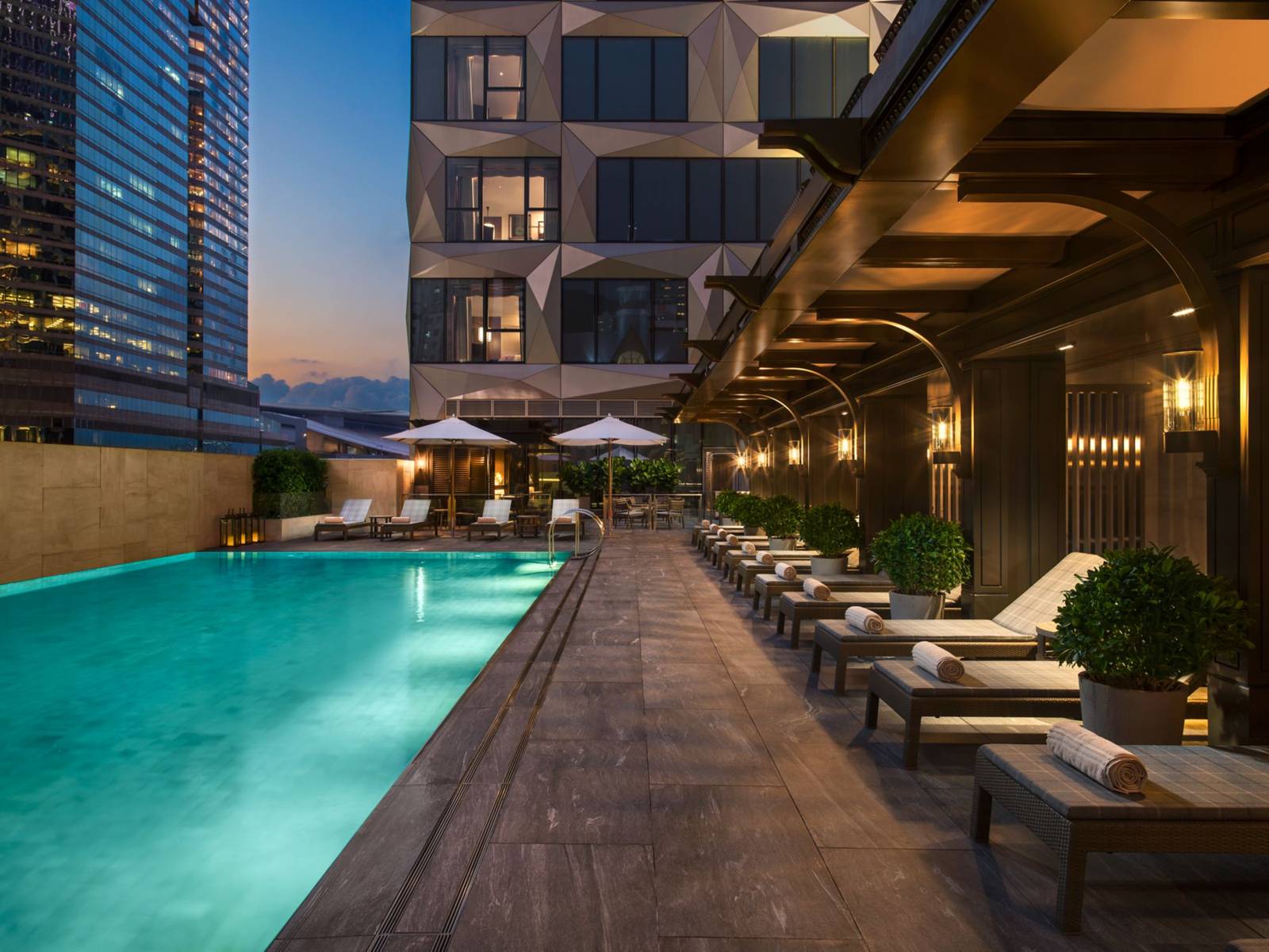 香港瑞吉酒店 The Verandah 露天泳池與池畔躺椅的傍晚景色