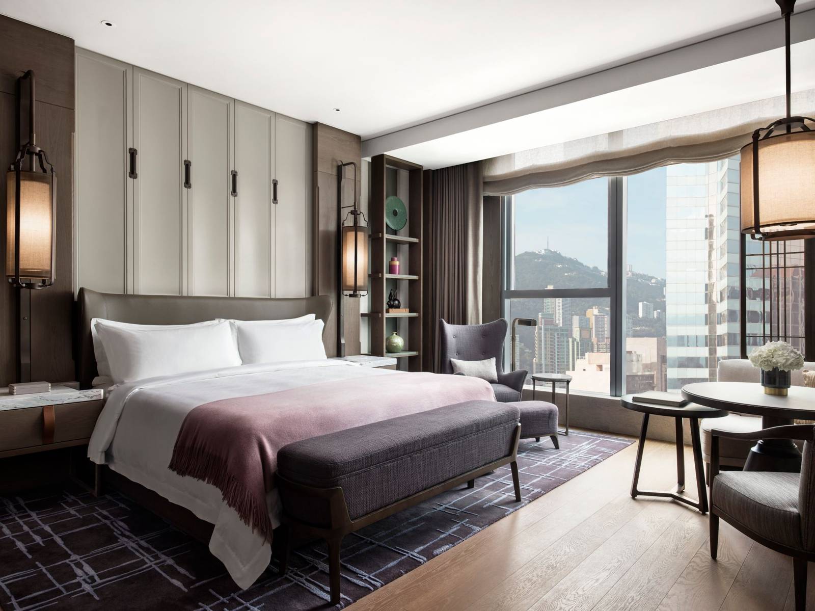 香港瑞吉酒店 Deluxe Room 的大床與窗邊座位