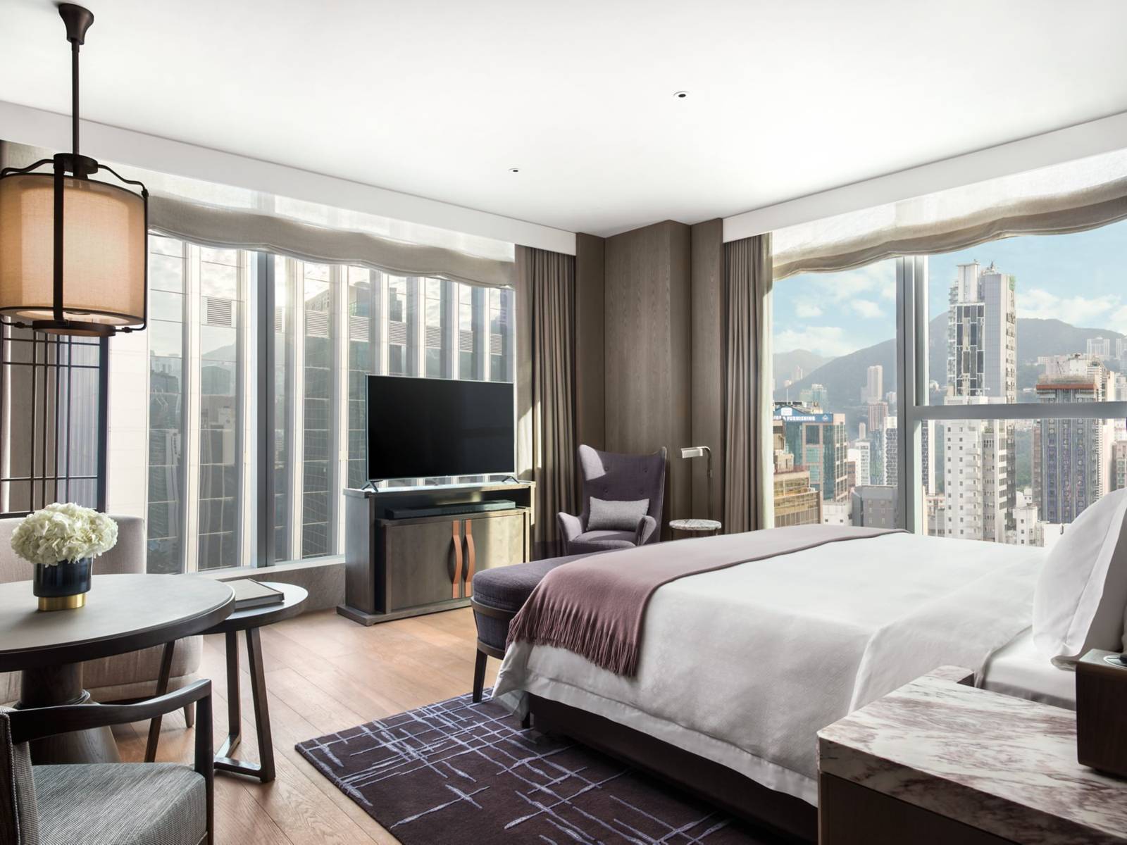 香港瑞吉酒店 Grand Deluxe Room 的大床與城市景觀