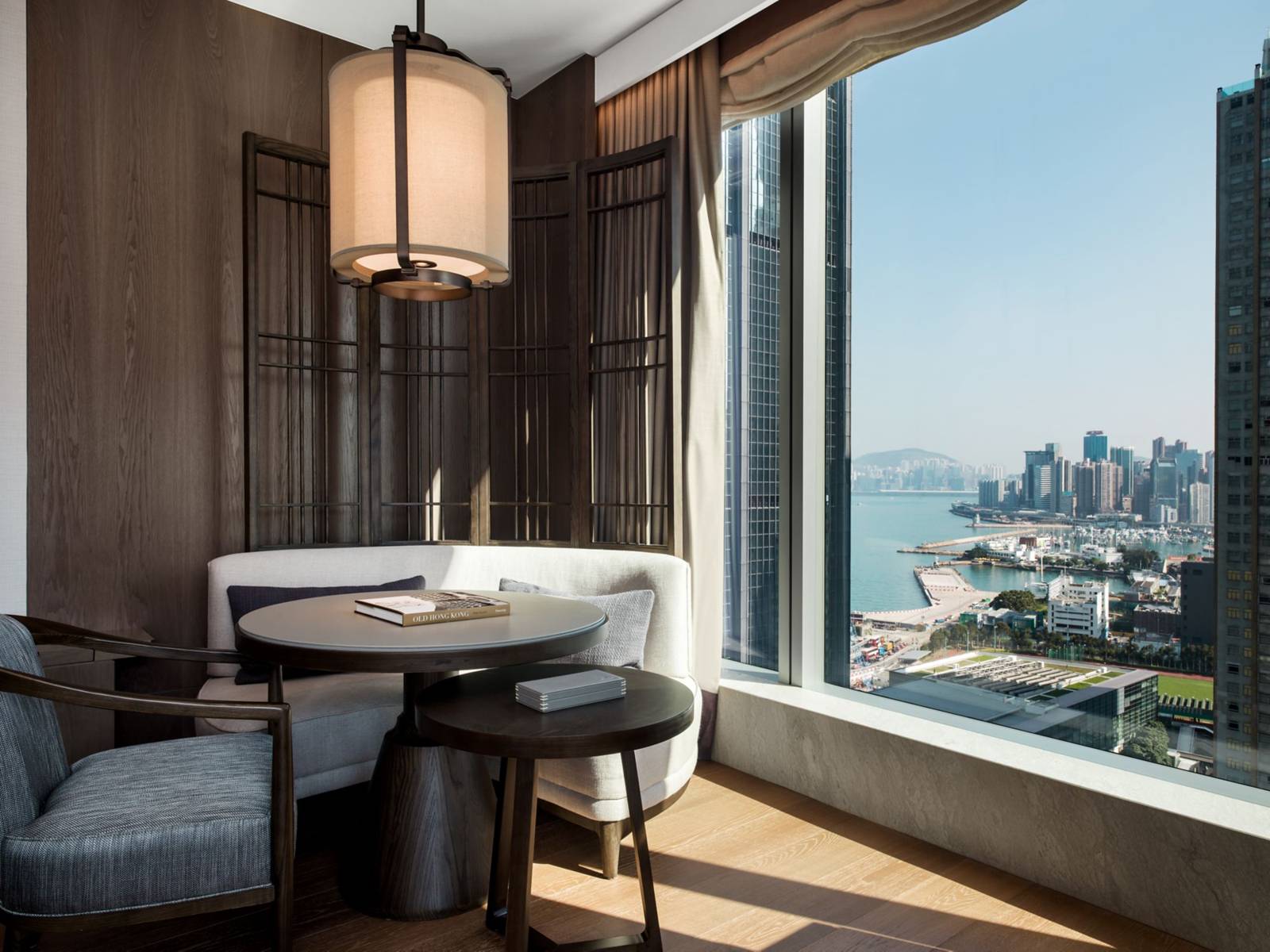 香港瑞吉酒店 Premier Room 窗邊的座位與部分海景