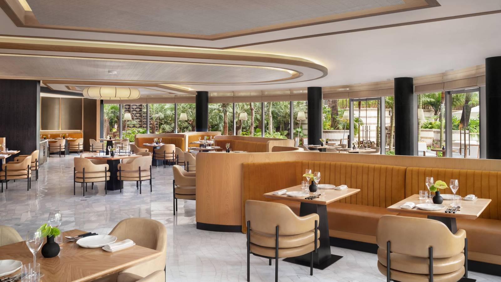 雅加達瑞吉酒店 Bel Étage 靠窗的用餐區