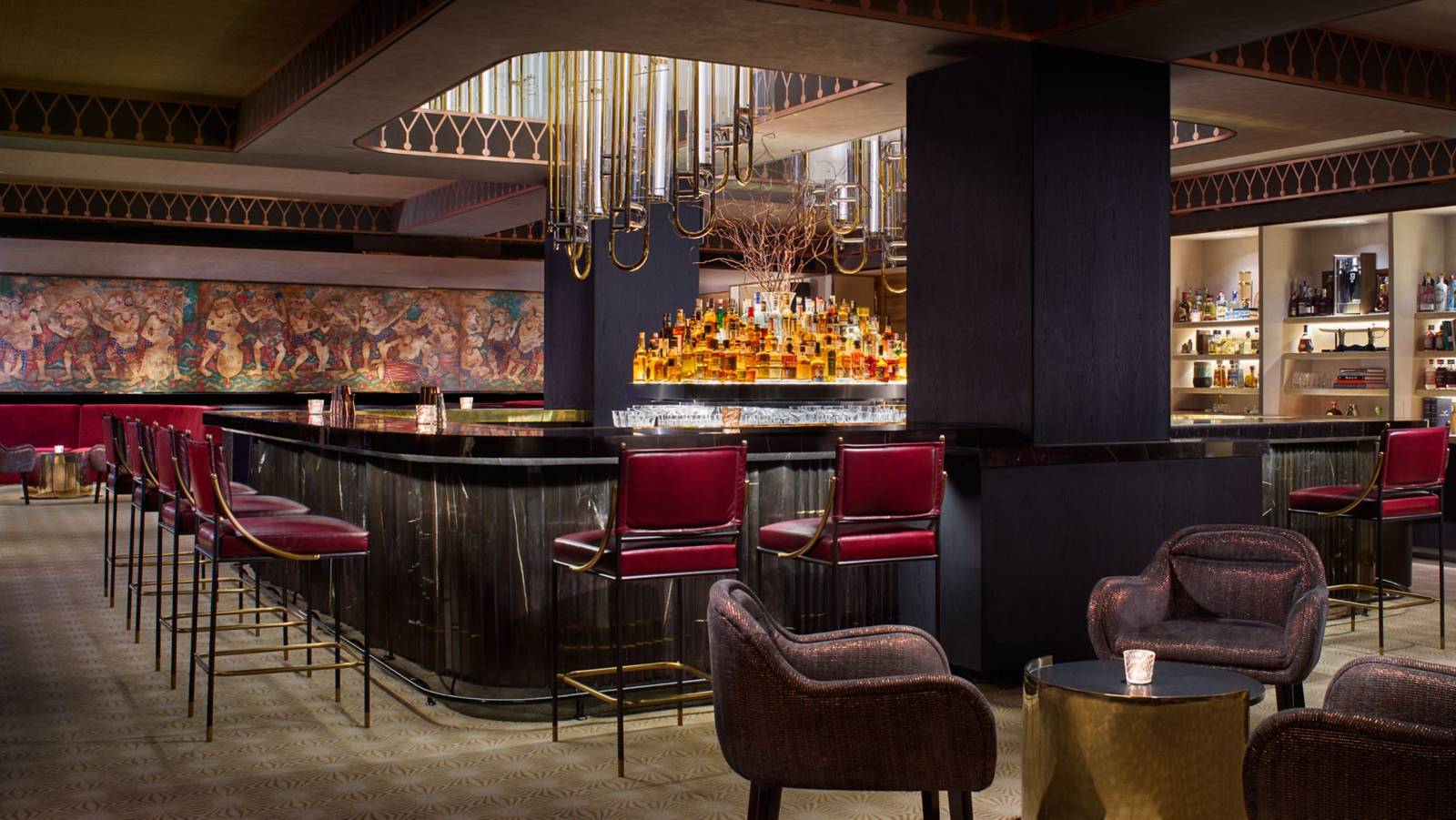 雅加達瑞吉酒店 The St. Regis Bar 的吧台與壁畫