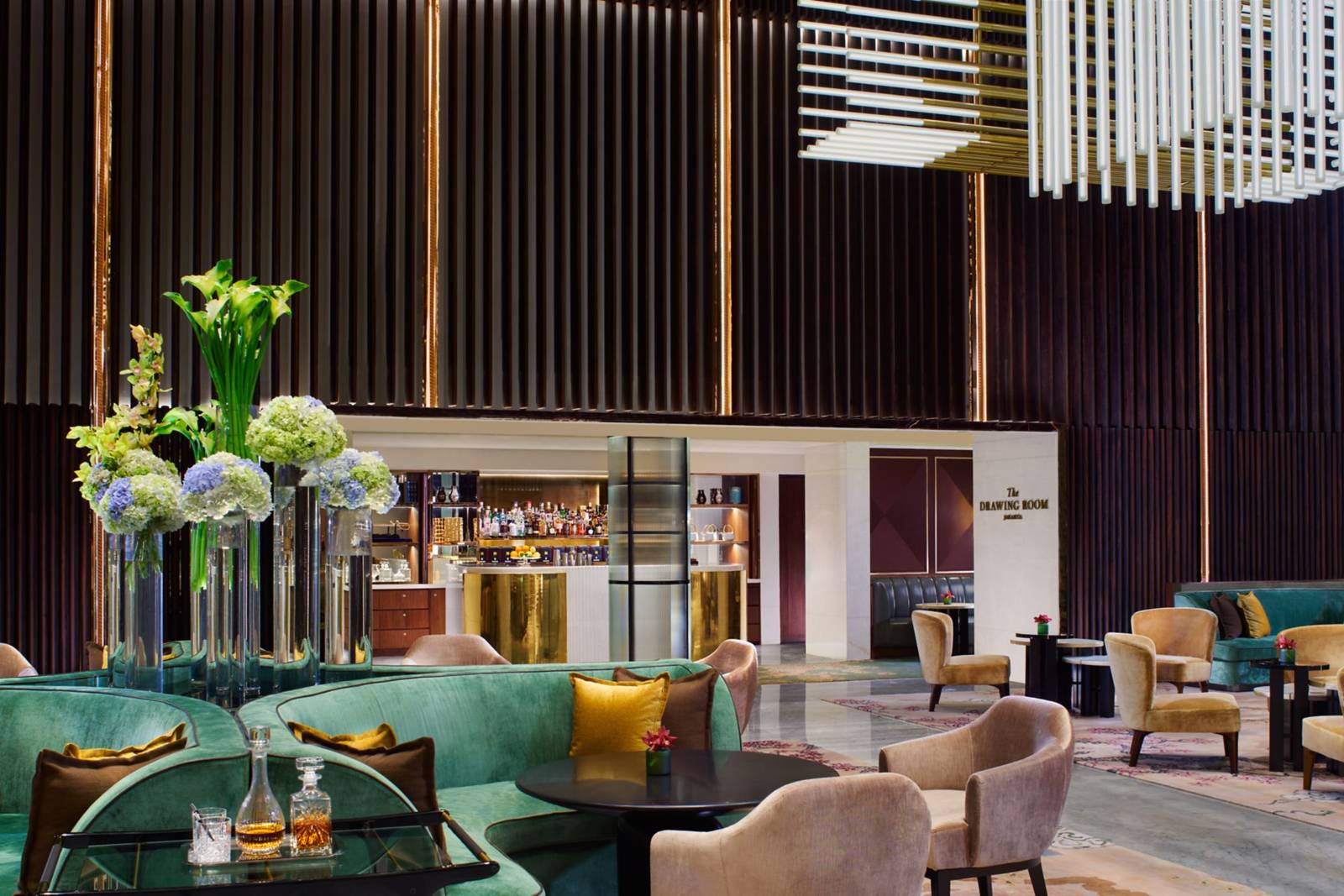 雅加達瑞吉酒店 The Drawing Room 的沙發區與花藝