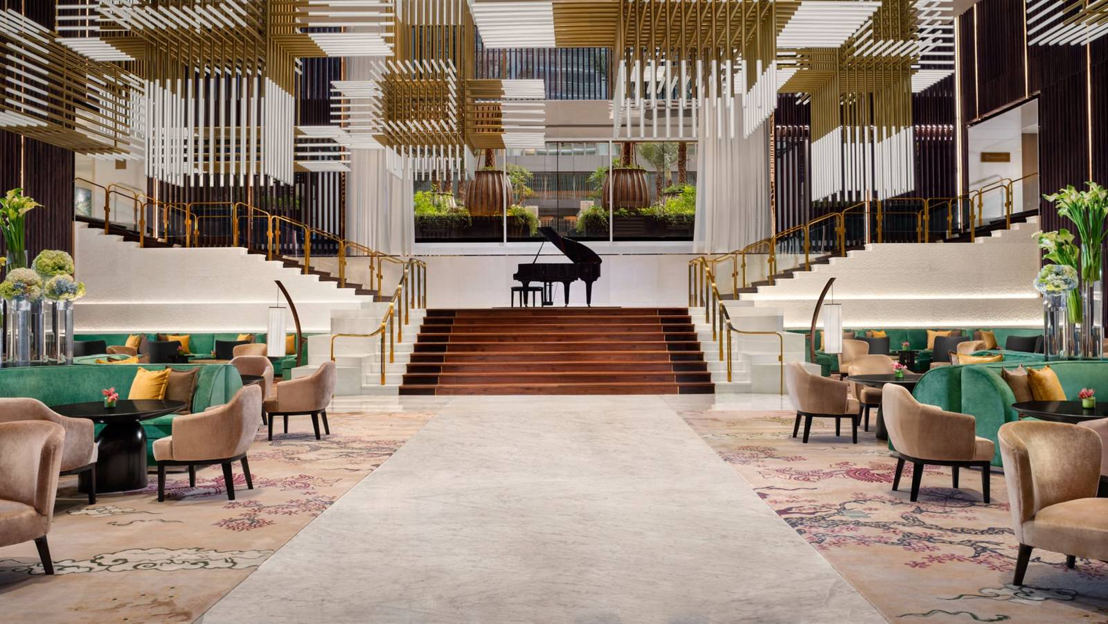 雅加達瑞吉酒店 The Great Hall 的挑高大廳、沙發座位與鋼琴