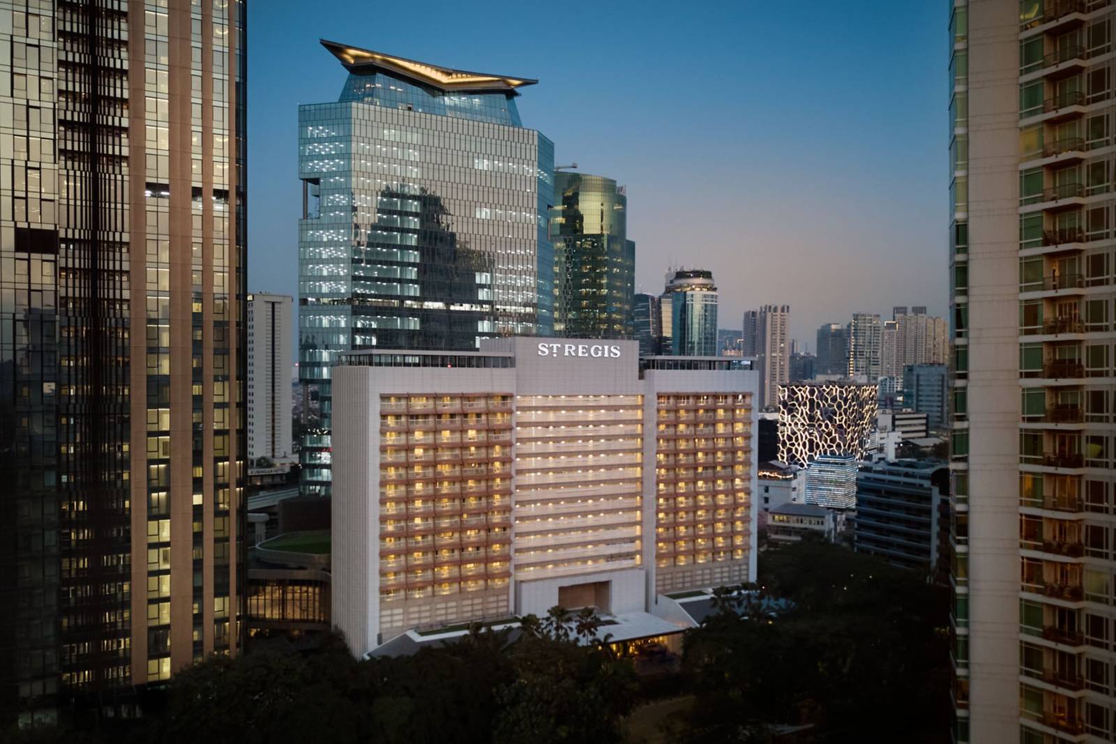 雅加達瑞吉酒店傍晚的建築外觀與周邊高樓
