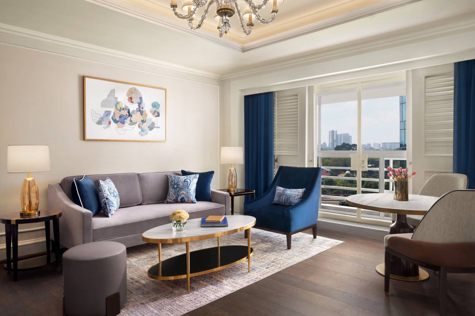 雅加達瑞吉酒店 Caroline Astor Suite 的客廳沙發與窗景