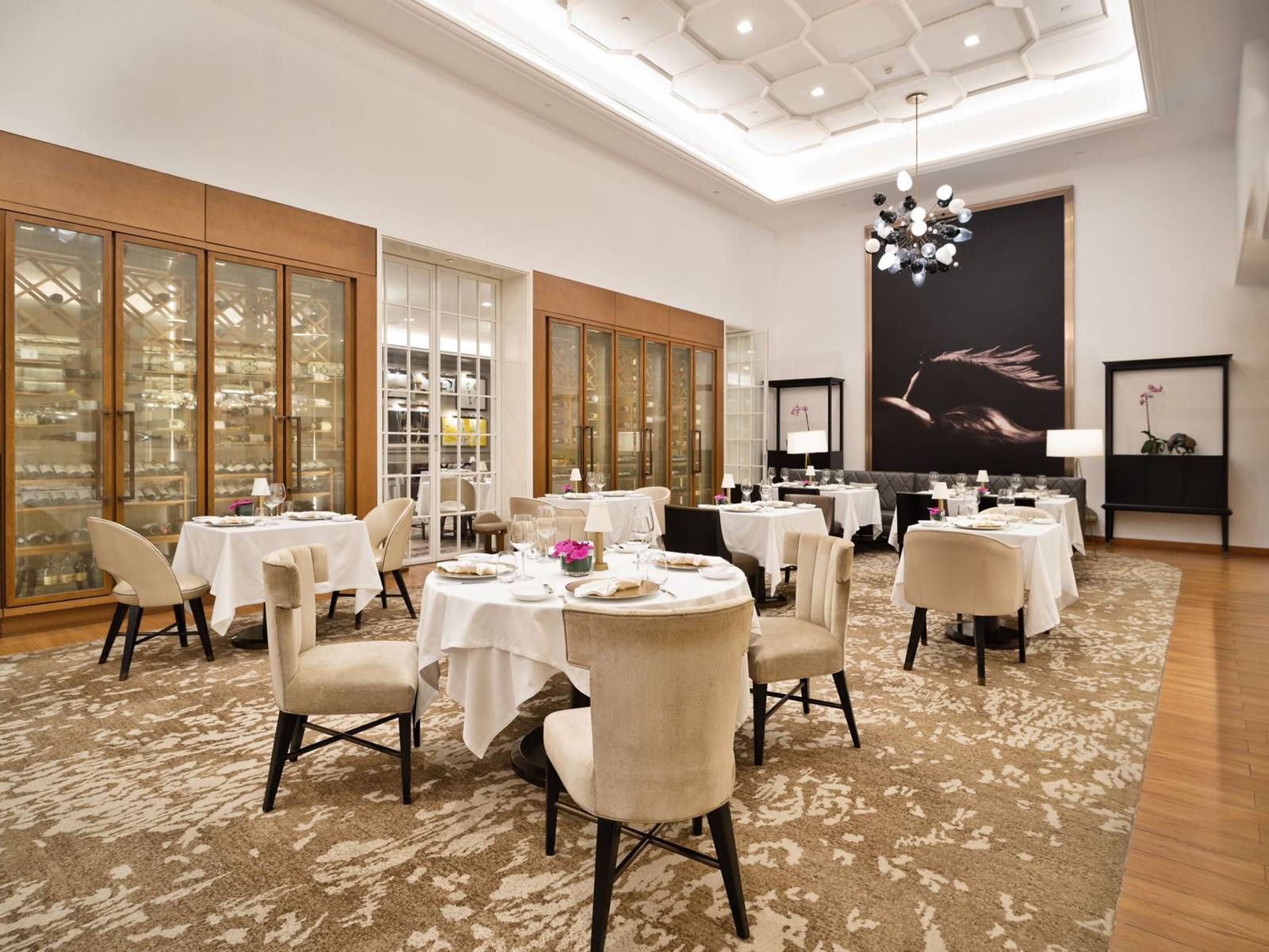 澳門瑞吉酒店 The Manor 的用餐區與酒櫃