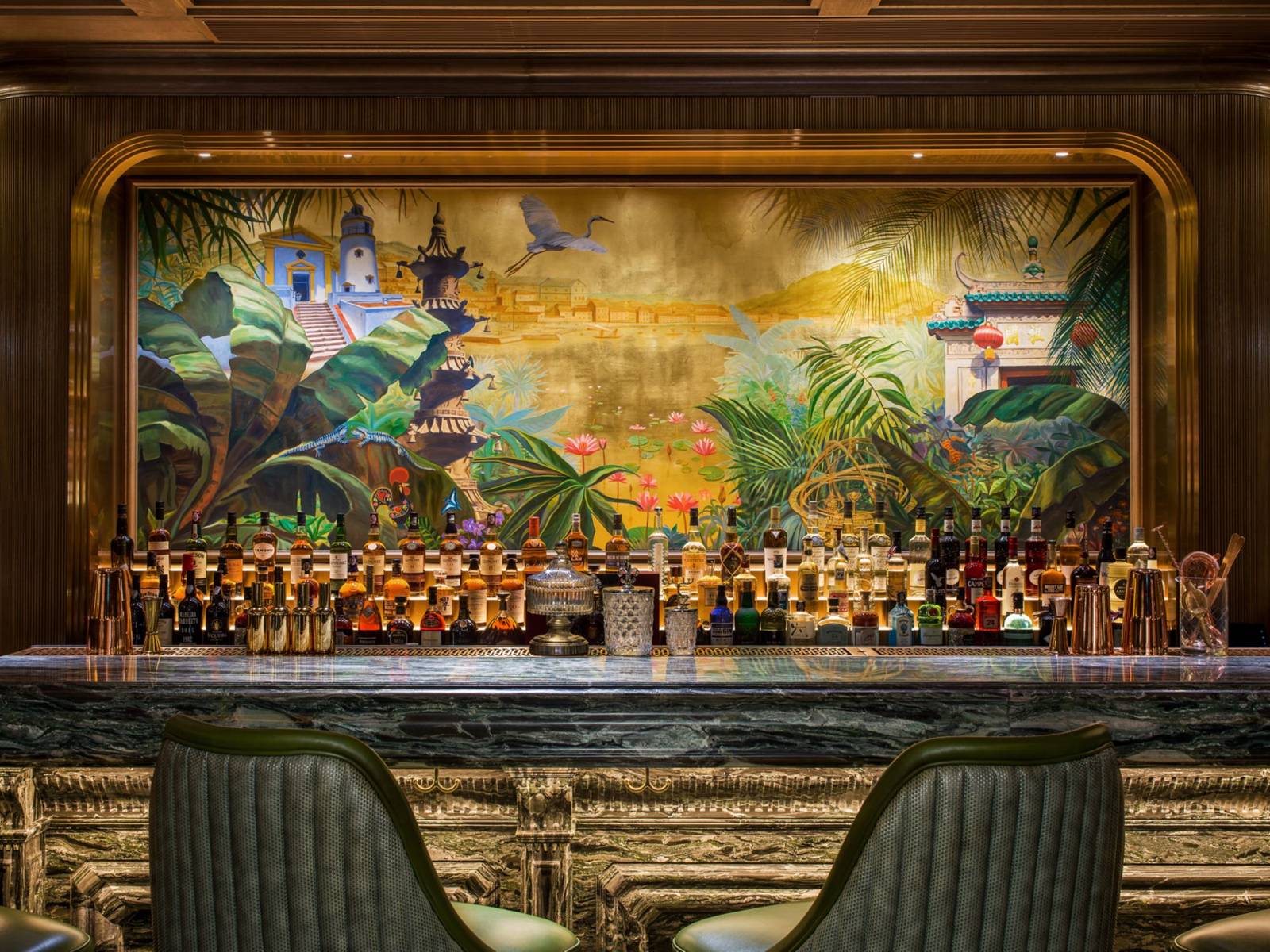 澳門瑞吉酒店 The St. Regis Bar 吧台與彩色壁畫