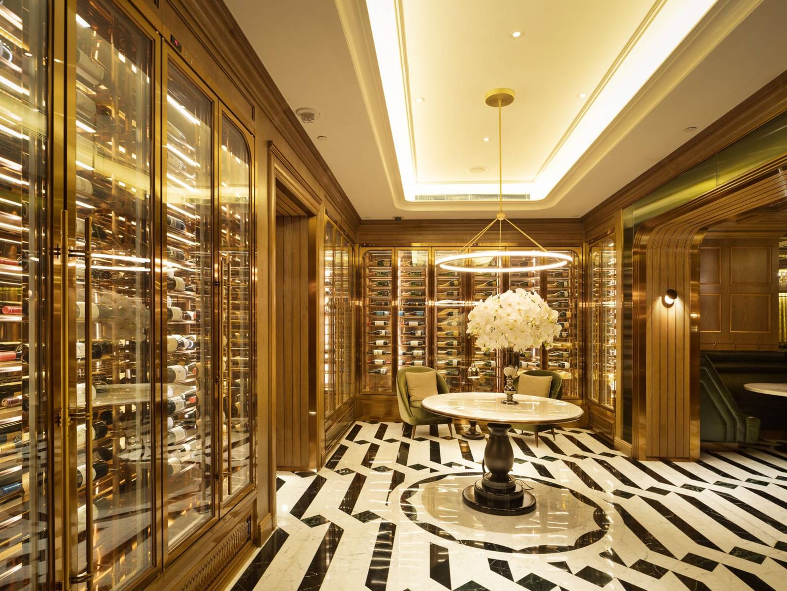 澳門瑞吉酒店 The St. Regis Bar 門廳的酒櫃與黑白地板