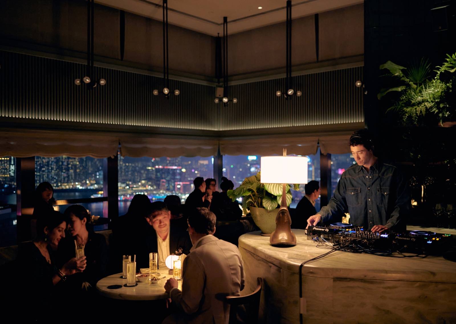 香港奕居 Green Room 夜晚的吧台與 DJ