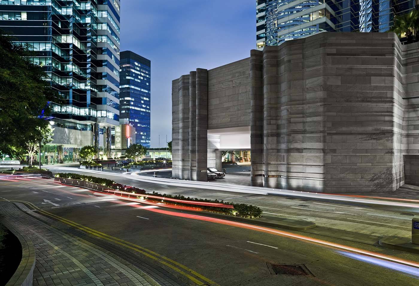 香港奕居石材外牆與金鐘街景夜色