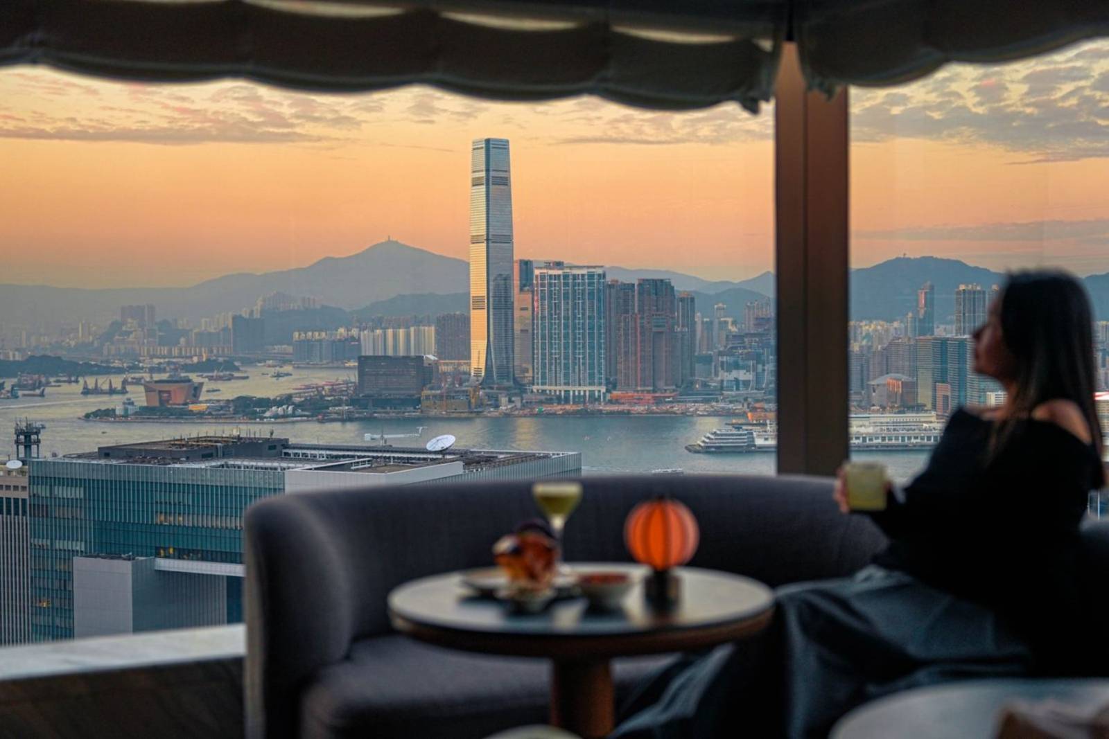 香港奕居高樓層座位與窗外維港黃昏景色